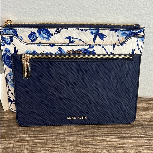 Anne Klein Blue and White Floral Wristlet ✨ - Picture 4 of 7